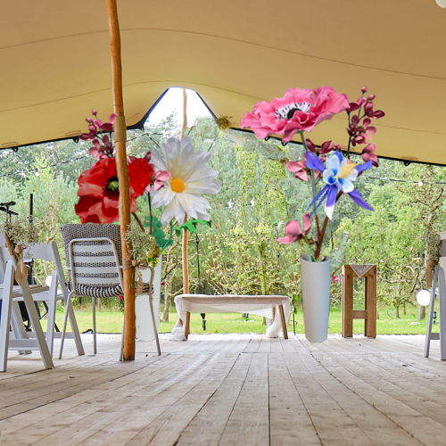 tent, bruiloftlocatie, gedecoreerd met BloemXL reuzen bloemen