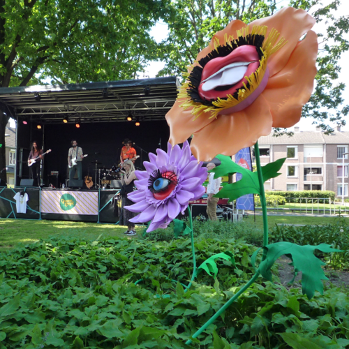 Pop art reuzenbloemen van BloemXL tijdens een muziekfestival